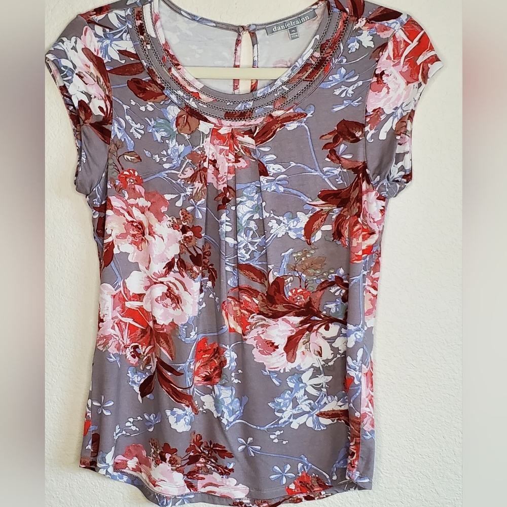 Daniel Rainn Floral Top - Picture 7 of 7